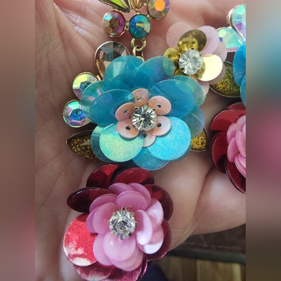 Unique flower post earrings - Picture 2 of 5